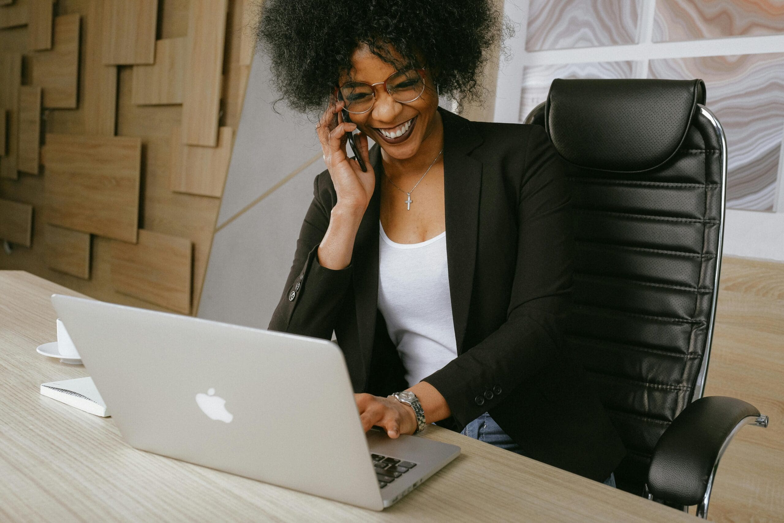 Woman in executive office | executive resumes